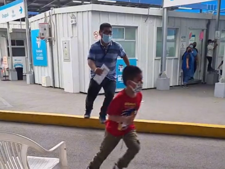 Niño corre para no ser vacunado